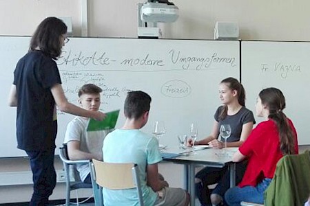 Höfliches Verhalten in Schule und Umfeld - Freundeskreis unterstützt Etikette-Kurse am Privatgymnasium Schwetzingen